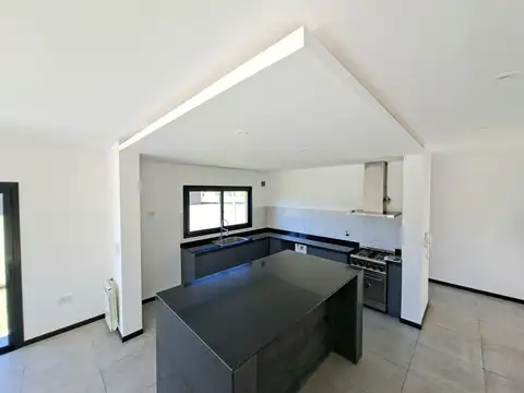 Casa en Alquiler con 2 cocheras