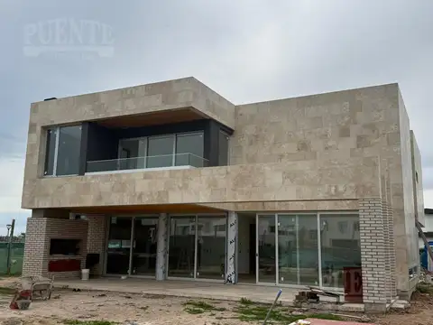 Casa en Venta en Countries y Barrios Cerrados en Ezeiza, USD 900.000