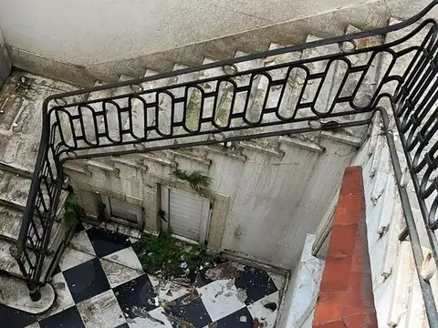 Avenida Almirante Brown 700