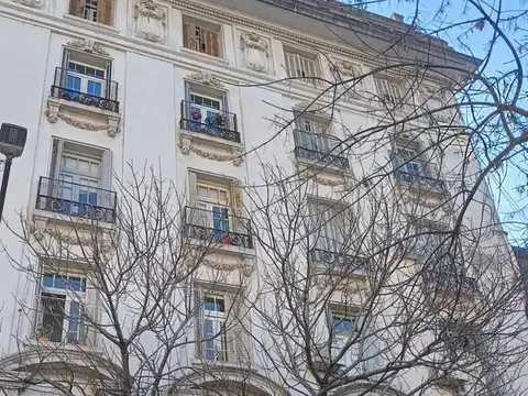 Departamento de dos ambientes estilo frances reciclado en Azcuenaga al 900