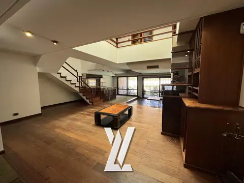 Casa en Venta con 4 cocheras