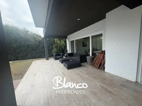 Casa en Alquiler con 1 cochera