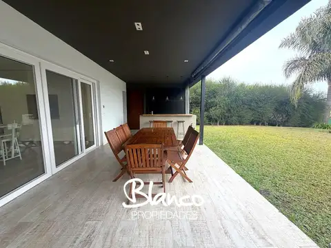 Casa 6 ambientes con 5 baños