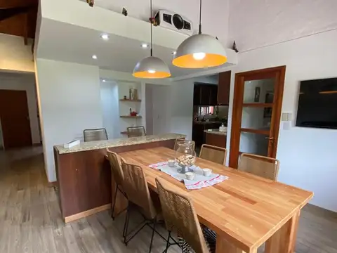 Casa 6 ambientes con 2 baños