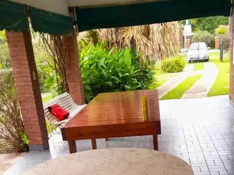 Casa 5 ambientes con 2 baños