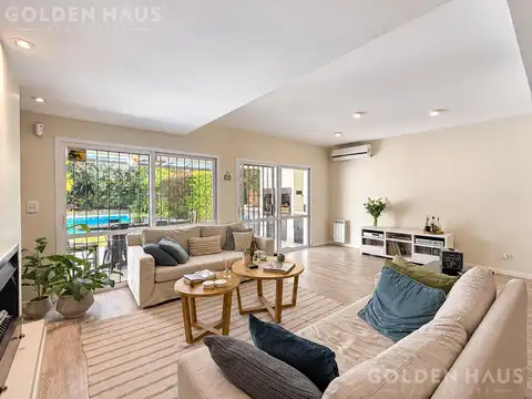 Casa en Alquiler con 2 cocheras