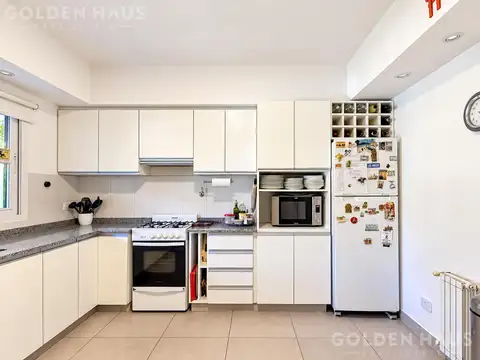 Casa en Alquiler con 2 cocheras