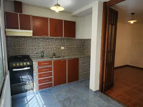 DEPARTAMENTO TIPO CASA POR PASILLO AL MEDIO, 2 AMBIENTES CON PEQUEÑO PATIO, SIN EXPENSAS  