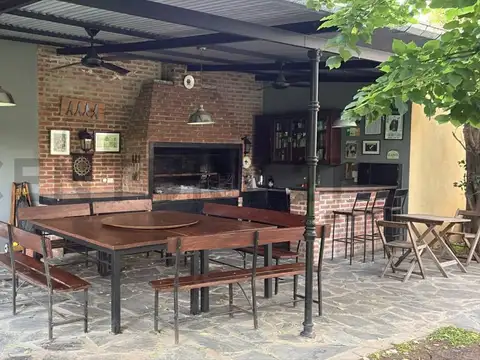 Casa en Alquiler con 1 cochera