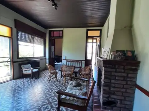 Casa de estilo antiguo con gran jardín en venta, General Las Heras