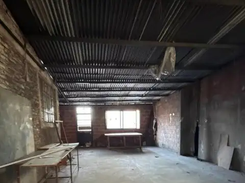 GALPON 8,66x43  300 M2 LIBRES + viv 150m2 en  acceso indep