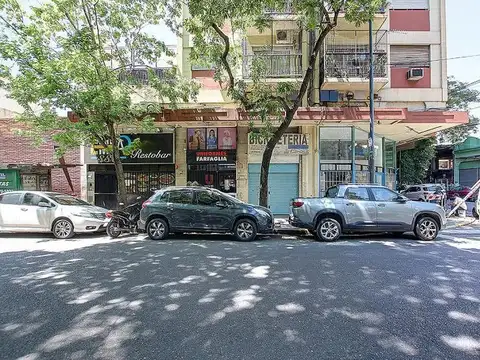 Local  emplazado en el  barrio de Flores,  cuenta con 36 m² totales Distribuido en PB y entrepiso