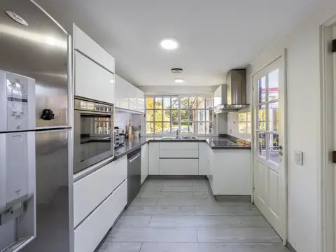 Casa 7 ambientes con 2 baños