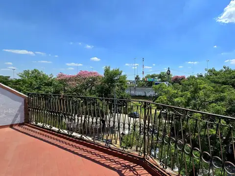 VENTA CASA EN FLORES CON TERRAZA