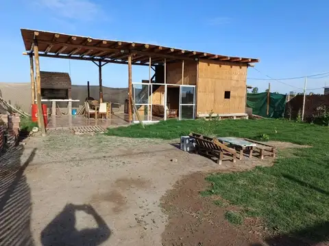 TERRENO EN VENTA 300 M2 CON QUINCHO, AGUA Y LUZ