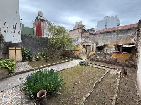 Ideal proyecto o reciclaje – Lote de 225 m² con jardín y casa sin PH
