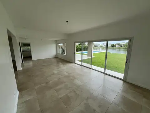 Casa 4 ambientes con 3 baños