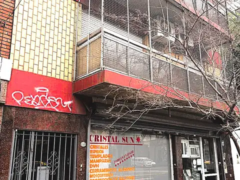 Excelente Semipiso de 3 ambiente al frente con balcón corrido, acceso por escalera al segundo piso, 69,12 m2