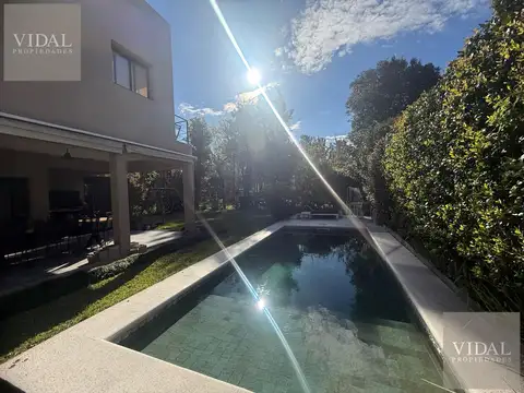 Casa en Venta con 3 cocheras