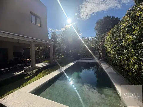 Casa en Venta con 3 cocheras