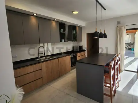 Residencia de diseño moderno con quincho, patio y cochera doble en barrio exclusivo