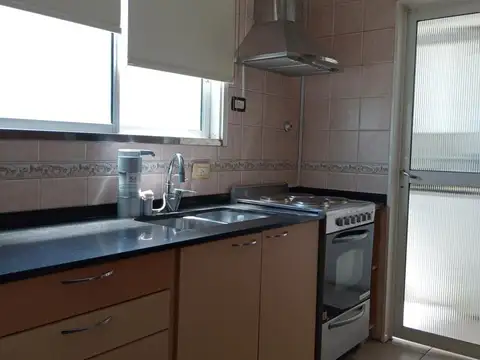 Semipiso de tres ambientes con cocina separada, balcón corrido, contrafrente
