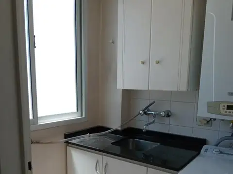 Semipiso de tres ambientes con cocina separada, balcón corrido, contrafrente
