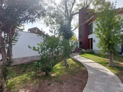 Casa 8 ambientes con 6 baños