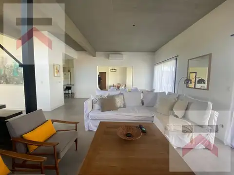 Casa en Alquiler con 1 cochera