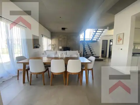 Casa 4 ambientes con 3 baños