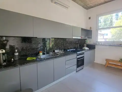 Casa en Alquiler con 2 cocheras