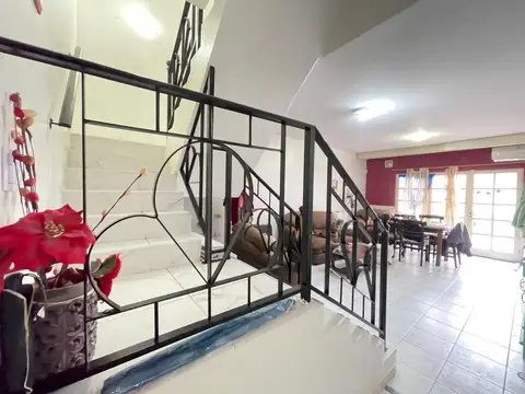 Casa 5 ambientes con 2 baños