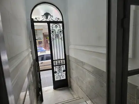 Local doble frente - 117 m2 a la calle - Vidriera - 2 ingresos - 2 patios