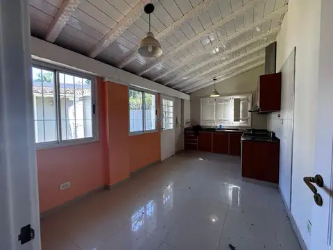 Casa en Alquiler con 2 cocheras