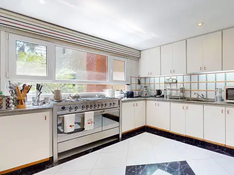 Casa en Venta con 3 cocheras
