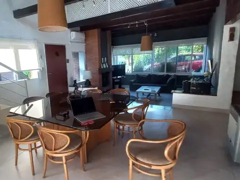 Casa 4 ambientes con 2 baños