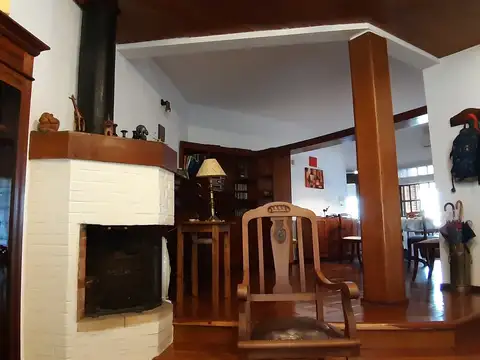 Casa 8 ambientes con 2 baños