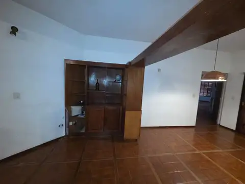 Casa en Alquiler con 2 cocheras