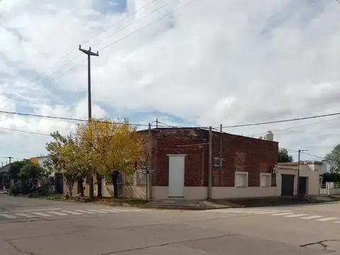 Casa en venta - 3 Dormitorios 2 Baños - Local - 333Mts2 - Bragado