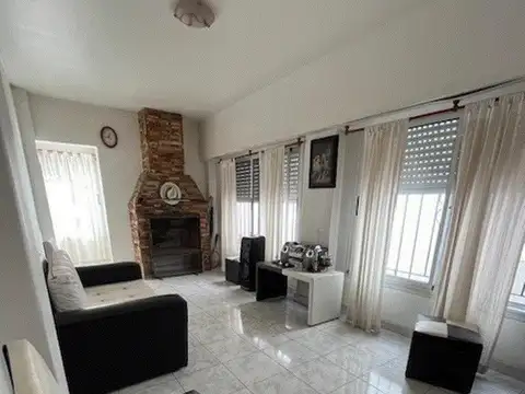 Casa 5 ambientes con 2 baños