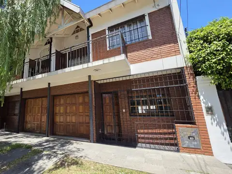 Venta tríplex 4 ambientes con patio, parrilla y cochera en Villa Luzuriaga.