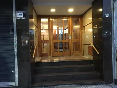 Villa Urquiza Av Triunvirato al 4200 a metros de Echeverría 2 ambientes con patio en muy buen estado, cocina separada. A  pasos de estación Echeverría subte línea B. Bajas expensas increíbles!. Pleno Centro Comercial.