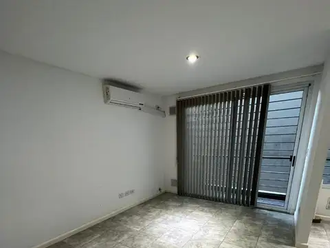 Peron 1100, Piso 1º