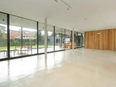Casa en Venta con 4 cocheras