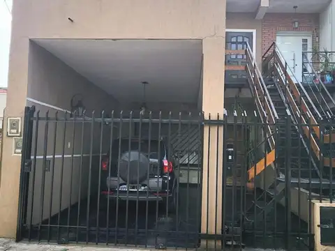 DUPLEX DE 4 AMBIENTES  CON PATIO PARRILLA, GARAJE 2 AUTOS