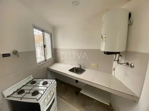 Monoambiente al frente con cocina separada.-