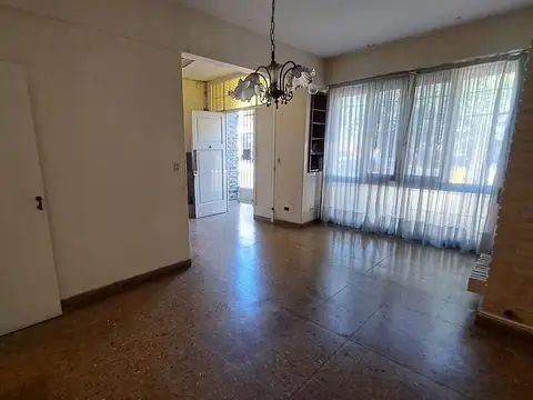 VENTA CASA CON TERRAZA Y COCHERA LANUS OESTE