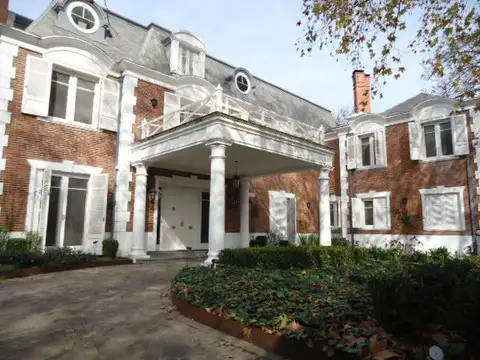 Venta con Renta  Imponente Casa en Lomas de San Isidro 10 ambientes