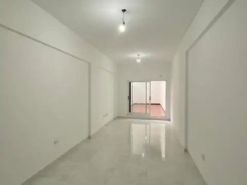 monoambiente amplio con patio a estrenar