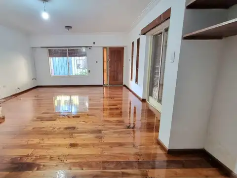 Casa 6 ambientes con 2 baños